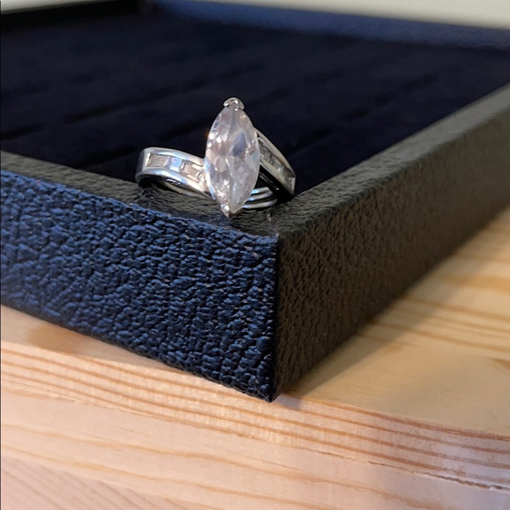 Avon Ring clear stones